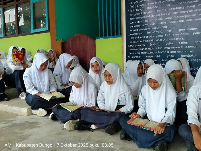 Hujan Deras di Pagi Hari Tak Surutkan Semangat Siswa MTsN 4 Bungo untuk Mengaji dan Murajaah