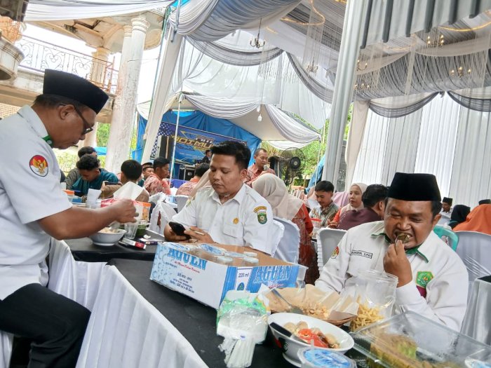Keluarga Besar MTsN 4 Bungo Hadiri Undangan Pernikahan dengan Penuh Kehangatan Keluarga Besar MTsN 4 Bungo Hadiri Undangan Pernikahan dengan Penuh Kehangatan