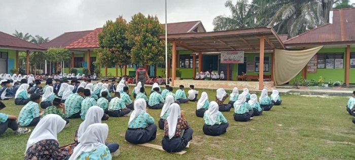 Sejuknya Pagi Penuh Berkah: Siswa MTsN 4 Bungo Rutinkan Pembacaan Surat Al-Waqiah di Halaman Madrasah