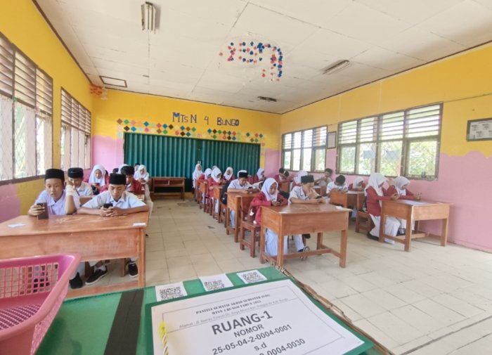 Hari Pertama ASAS Ganjil 2025/2026 di MTsN 4 Bungo: Ujian Bahasa Indonesia Berbasis Android Berjalan Tertib Hari Pertama ASAS Ganjil 2025/2026 di MTsN 4 Bungo: Ujian Bahasa Indonesia Berbasis Android Berjalan Tertib