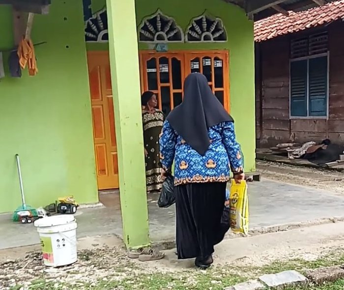 Dinah Nurfadhliyah Bagikan Sembako, Ungkap Rasa Syukur Jelang Pelantikan PPPK Tahap II Dinah Nurfadhliyah Bagikan Sembako, Ungkap Rasa Syukur Jelang Pelantikan PPPK Tahap II
