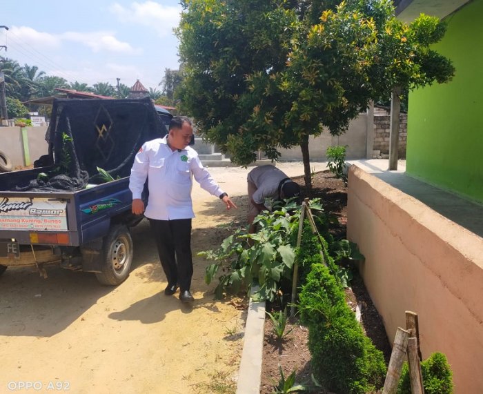 MTsN 4 Bungo Luncurkan Gerakan Tanam Merica di Madrasah MTsN 4 Bungo Luncurkan Gerakan Tanam Merica di Madrasah