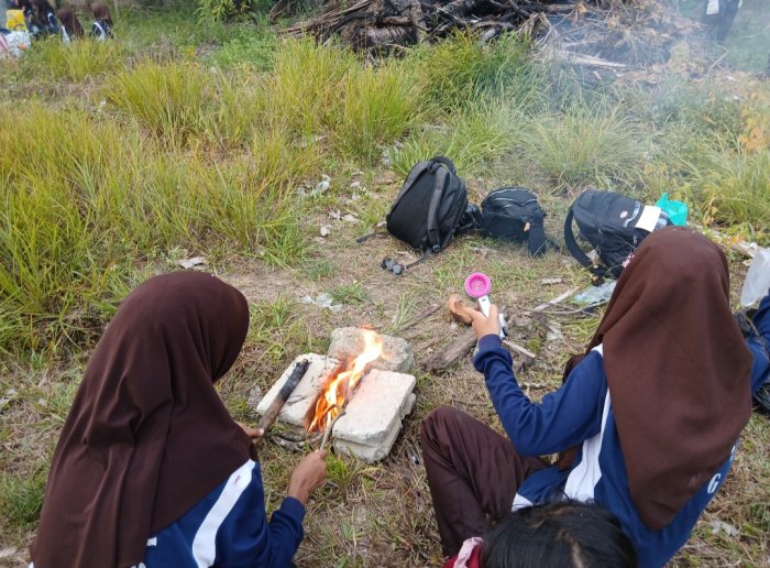 Keseruan Siswa MTsN 4 Bungo Memasak dalam Tempurung Kelapa saat Hiking Penilaian Pramuka Keseruan Siswa MTsN 4 Bungo Memasak dalam Tempurung Kelapa saat Hiking Penilaian Pramuka
