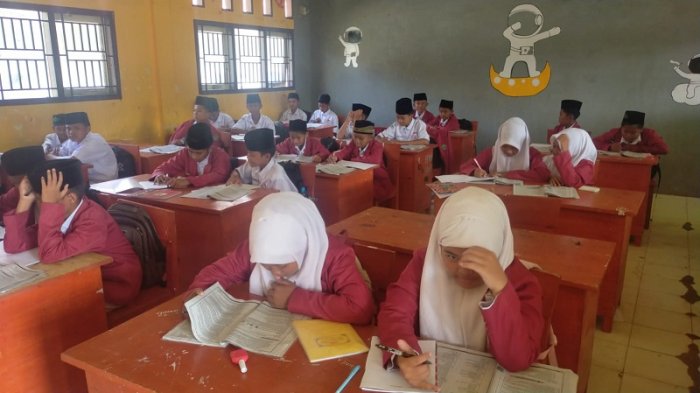 Penilaian Sumatif IPA, Siswa MTsN 4 Bungo Kerjakan dengan Konsentrasi Penuh