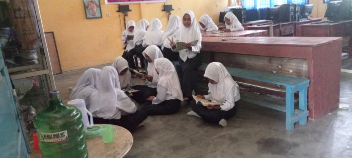 Meningkatkan Minat Baca, Siswa MTsN 4 Bungo Nikmati Kegiatan Membaca Bersama