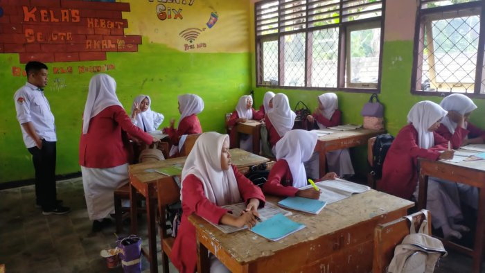 Diskusi Seru Kelas VIII A: Mengulas Soal Sumatif SKI dengan Semangat Belajar Tinggi Diskusi Seru Kelas VIII A: Mengulas Soal Sumatif SKI dengan Semangat Belajar Tinggi