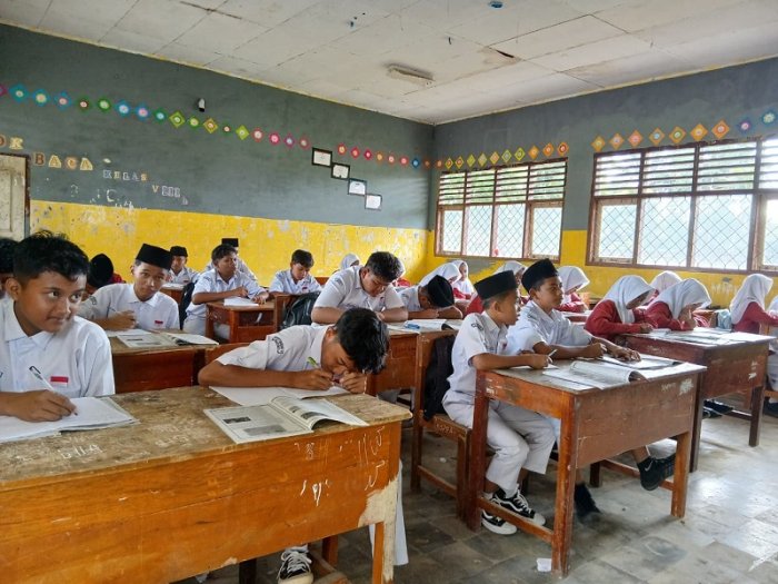 Eksplorasi Sains: Ibu Nirmaya Dewi Ajak Siswa Kelas 8A MTsN 4 Bungo Selami Pembahasan Dunia Cahaya dan Gelombang Eksplorasi Sains: Ibu Nirmaya Dewi Ajak Siswa Kelas 8A MTsN 4 Bungo Selami Pembahasan Dunia Cahaya dan Gelombang