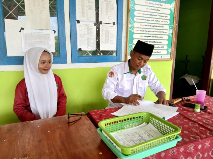 Guru Piket Hari Senin Pastikan Disiplin Siswa Terjaga Guru Piket Hari Senin Pastikan Disiplin Siswa Terjaga