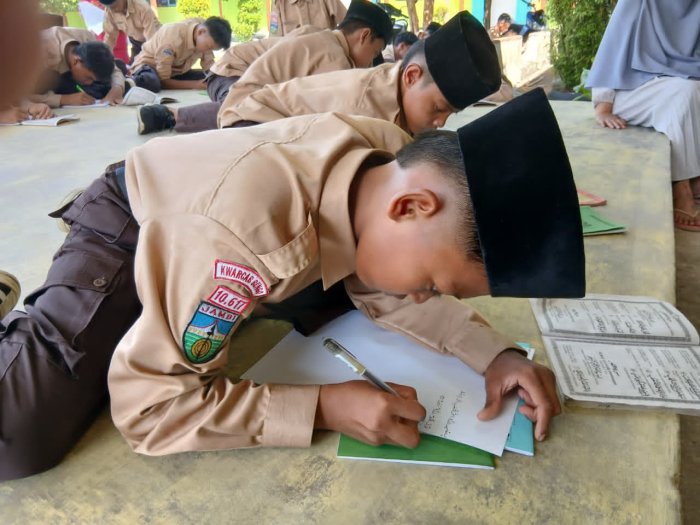 Suasana Santai Namun Tertib Warnai Ujian Pegon Siswa MTsN 4 Bungo