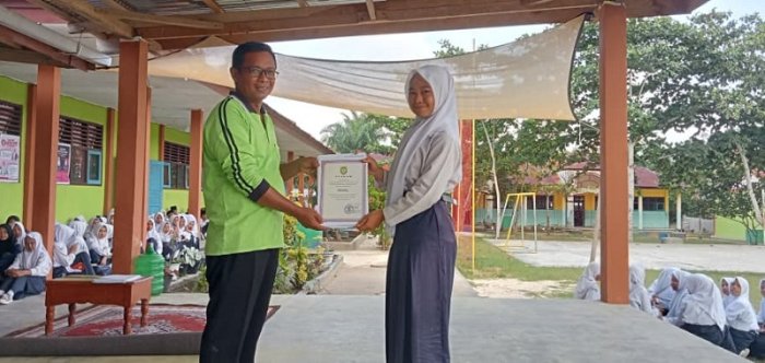 Piagam Penghargaan untuk Tim Paduan Suara MTsN 4 Bungo dari Camat Pelepat Ilir