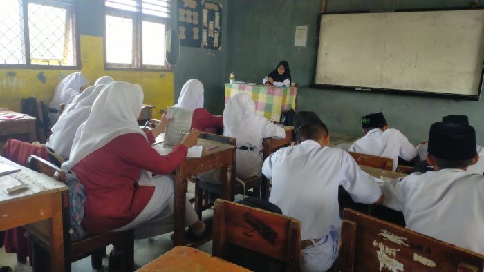 Belajar Bahasa Indonesia Jadi Menarik dengan Tema Iklan di Kelas VIII B Belajar Bahasa Indonesia Jadi Menarik dengan Tema Iklan di Kelas VIII B