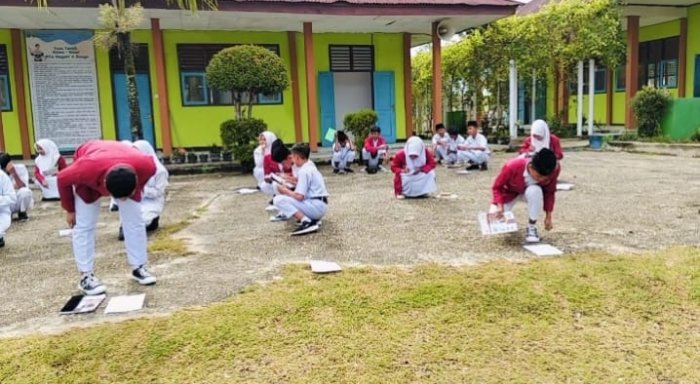Belajar Menyenangkan, Siswa Kelas 9C MTsN 4 Bungo Susun Recount Text Secara Estafet