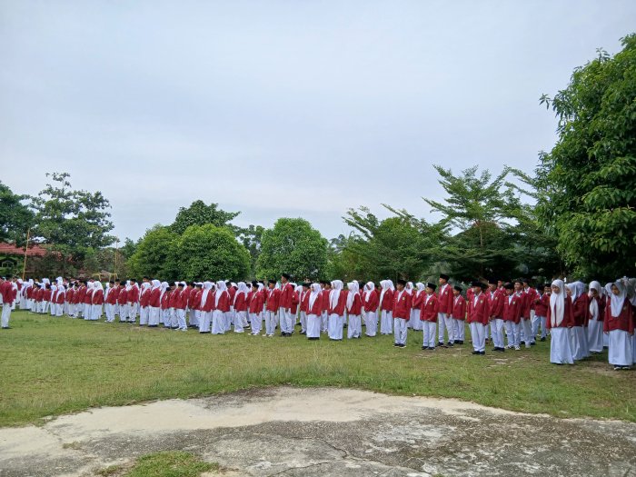 Seluruh Siswa MTsN 4 Bungo Hadir dan Tertib pada Apel Pagi Hari Senin