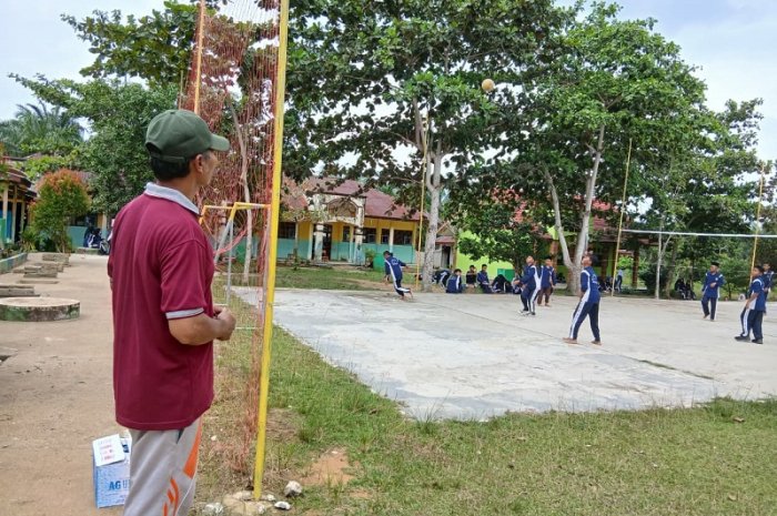 Dukungan Penuh Wali Kelas IX B di Turnamen Voli Class Meeting MTsN 4 Bungo Dukungan Penuh Wali Kelas IX B di Turnamen Voli Class Meeting MTsN 4 Bungo