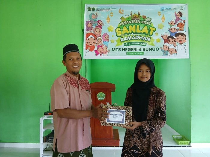 Waka Sarpras MTsN 4 Bungo Beri Hadiah Utama Juara di Pesantren Kilat Waka Sarpras MTsN 4 Bungo Beri Hadiah Utama Juara di Pesantren Kilat