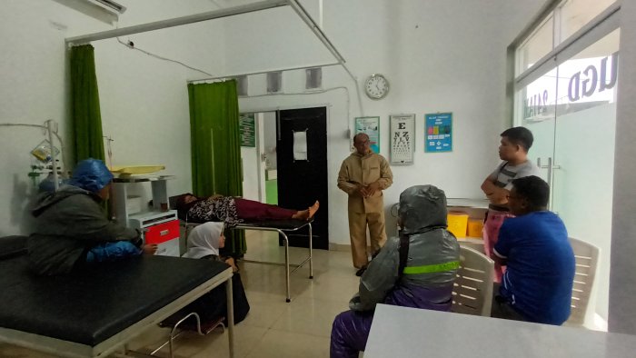 Wujud Kepedulian dan Kebersamaan, Kepala MTsN 4 Bungo Bersama Guru Turut Mengantarkan Ibuk Amin Mahmuda ke Rumah Sakit Wujud Kepedulian dan Kebersamaan, Kepala MTsN 4 Bungo Bersama Guru Turut Mengantarkan Ibuk Amin Mahmuda ke Rumah Sakit