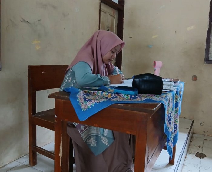 Guru Bahasa Indonesia Terapkan Diskusi Soal Sumatif di Kelas 7A Guru Bahasa Indonesia Terapkan Diskusi Soal Sumatif di Kelas 7A