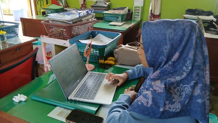 Di Tengah Padatnya Jadwal Mengajar, Guru Seni MTsN 4 Bungo Tetap Dedikasikan Waktu Susun Laporan Ekstrakurikuler