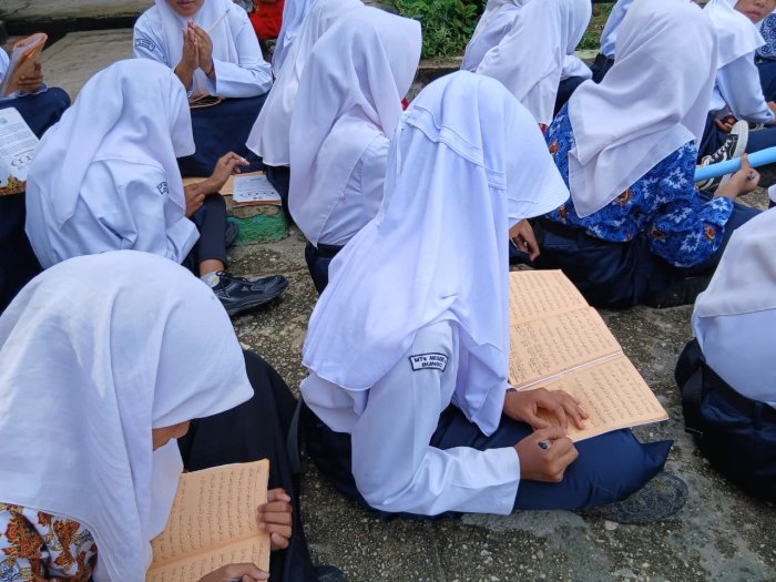 Ngaji Kitab Kuning Berlangsung Khidmat, Siswa Aktif Mencatat Materi Ngaji Kitab Kuning Berlangsung Khidmat, Siswa Aktif Mencatat Materi