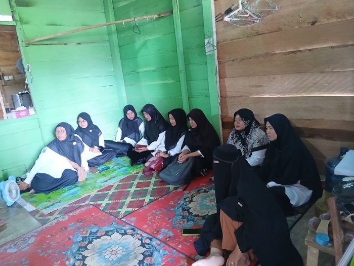 Pererat Tali Silaturahmi, Majelis Guru Kunjungi Kediaman Ibu Partini Pererat Tali Silaturahmi, Majelis Guru Kunjungi Kediaman Ibu Partini