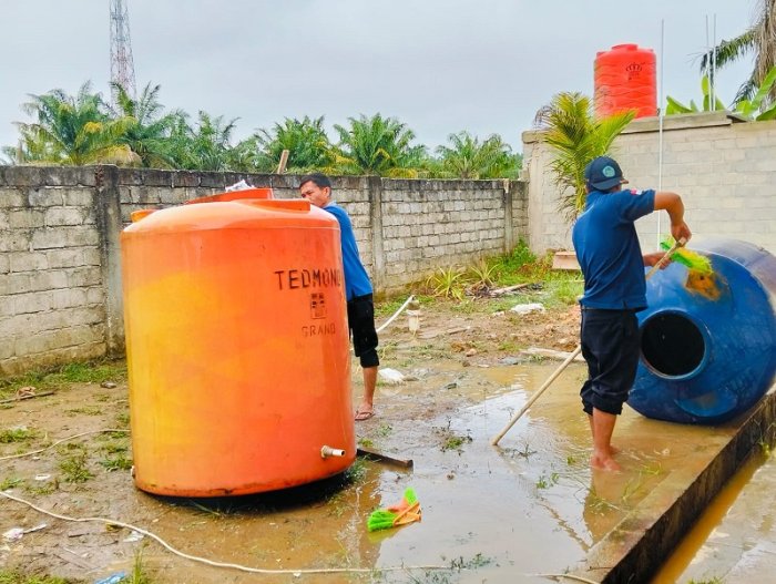 Jaga Kebersihan Lingkungan dan Kesehatan, MTsN 4 Bungo Kuras Tuntas Penampungan Air Bersih