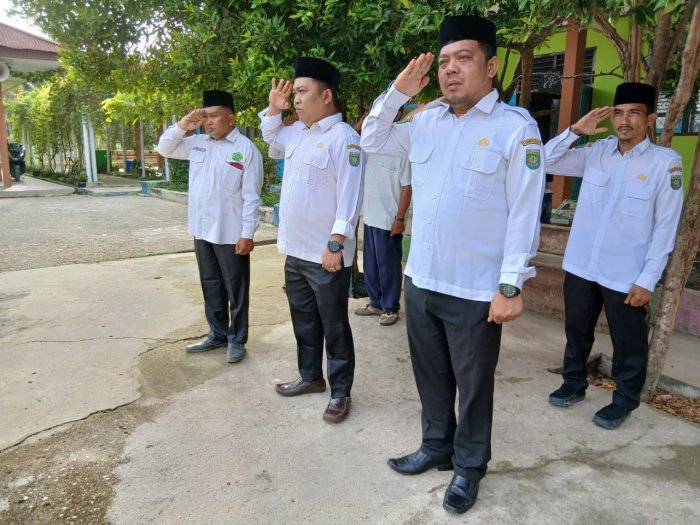 Semangat Nasionalisme Pegawai Madrasah di Momen Pengibaran Bendera Semangat Nasionalisme Pegawai Madrasah di Momen Pengibaran Bendera