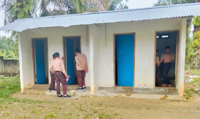 Gerakan Piket Umum MTsN 4 Bungo, Wujud Kepedulian terhadap Kebersihan Lingkungan Madrasah Gerakan Piket Umum MTsN 4 Bungo, Wujud Kepedulian terhadap Kebersihan Lingkungan Madrasah