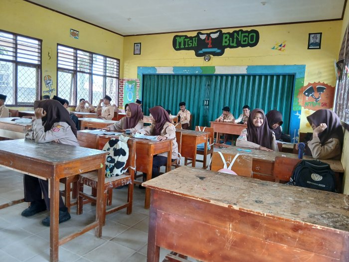 Kelas IX B Bahas Soal Sumatif Bab 3 pada Pembelajaran Informatika Kelas IX B Bahas Soal Sumatif Bab 3 pada Pembelajaran Informatika