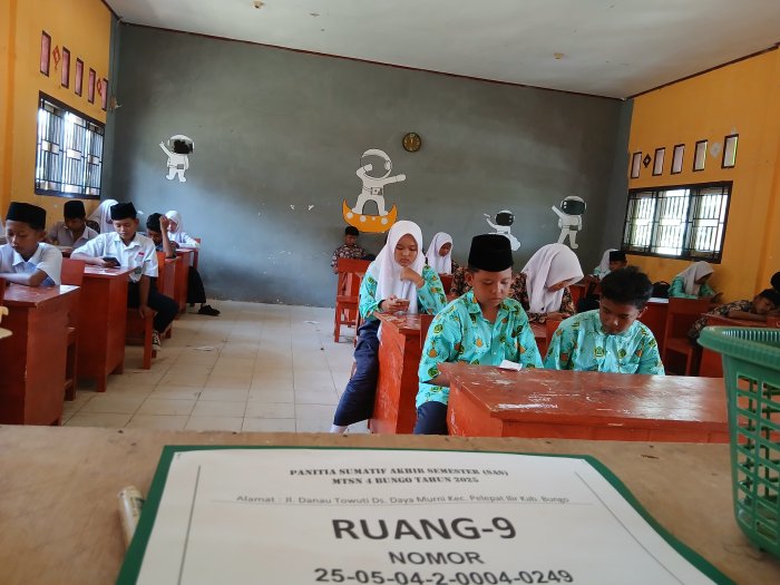 MTsN 4 Bungo Laksanakan Ujian Informatika: Fokus dan Tertib MTsN 4 Bungo Laksanakan Ujian Informatika: Fokus dan Tertib