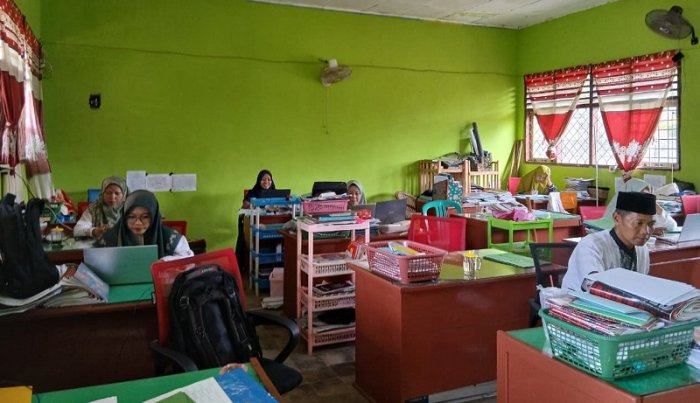 Menjelang Deadline SKP, Guru dan Pegawai MTsN 4 Bungo Berpacu dengan Waktu