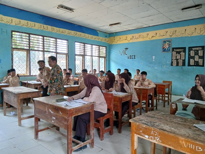 Belajar IPS Jadi Menyenangkan, Siswa-Siswi Antusias Bahas Kisi-Kisi Ujian Belajar IPS Jadi Menyenangkan, Siswa-Siswi Antusias Bahas Kisi-Kisi Ujian