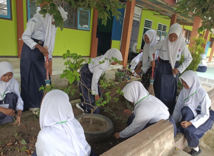 Aksi Nyata Cinta Lingkungan, Murid Kelas IX MTsN 4 Bungo Bersihkan Halaman Depan Kelas