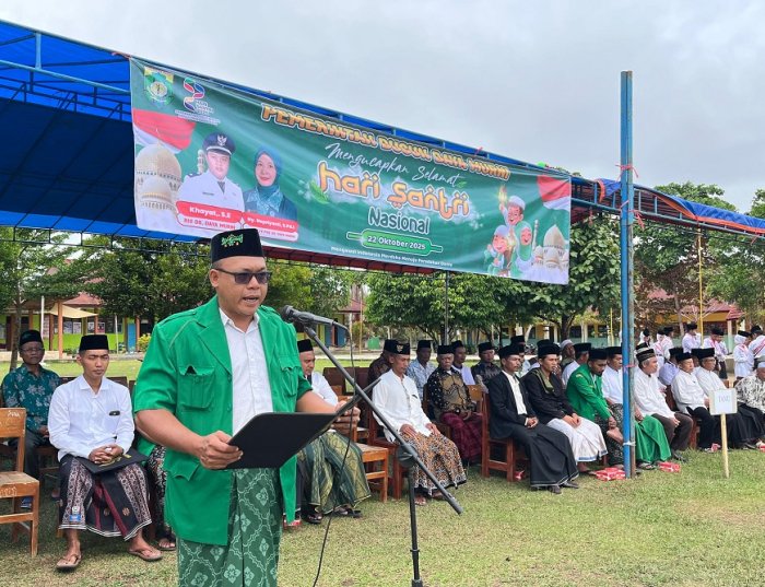 Kepala MTsN 4 Bungo Bacakan Teks UUD 1945 dalam Upacara Hari Santri Nasional