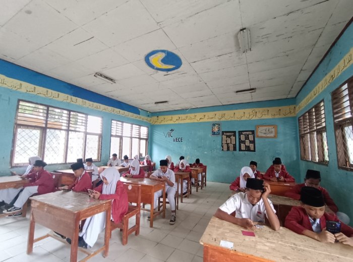 Peserta Antusias, Hari Pertama SAT Berbasis Android MTsN 4 Bungo Berlangsung Kondusif