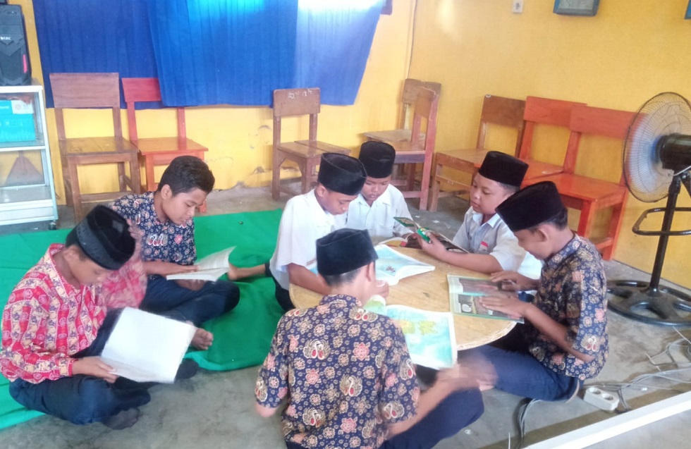 TINGKATKAN LITERASI MEMBACA, KEPALA PUSTAKA MTS N 4 BUNGO BENTUK KOMUNITAS BACA SISWA. TINGKATKAN LITERASI MEMBACA, KEPALA PUSTAKA MTS N 4 BUNGO BENTUK KOMUNITAS BACA SISWA.