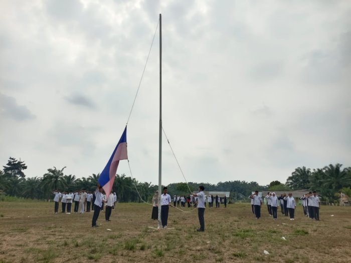 Mantapkan Persiapan HUT RI ke-81, MTsN 4 Bungo Gelar Latihan Sinkronisasi Paskibraka dan Tim Kor