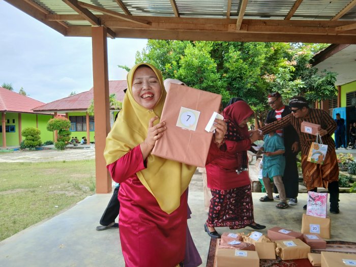 Kebahagiaan Berbagi! Keluarga Besar MTsN 4 Bungo Rayakan HGN 2025 dengan Tukar Kado Unik Kebahagiaan Berbagi! Keluarga Besar MTsN 4 Bungo Rayakan HGN 2025 dengan Tukar Kado Unik