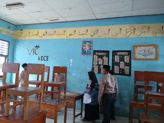 Persiapan Ujian: Panitia Dibantu OSIM Tata 10 Kelas untuk Pelaksanaan Senin Persiapan Ujian: Panitia Dibantu OSIM Tata 10 Kelas untuk Pelaksanaan Senin