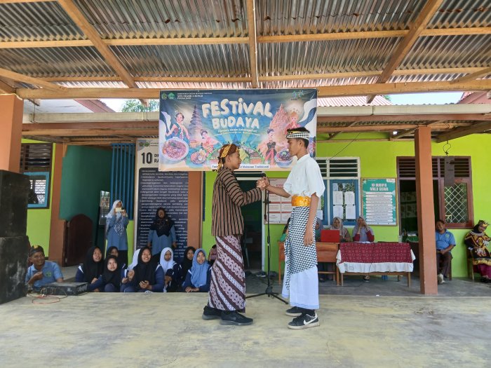 Aksi Memukau Peserta Fashion Show Kelas 8B MTsN 4 Bungo Aksi Memukau Peserta Fashion Show Kelas 8B MTsN 4 Bungo