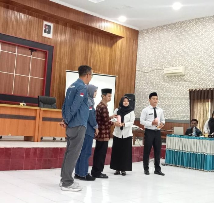 Kepala Kemenag dan BSI Muara Bungo Serahkan Buku Rekening PPPK Tahap 2, Termasuk Guru MTsN 4 Bungo Kepala Kemenag dan BSI Muara Bungo Serahkan Buku Rekening PPPK Tahap 2, Termasuk Guru MTsN 4 Bungo