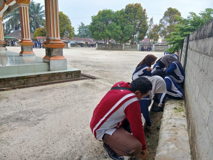 Menyambut Ramadhan dengan Kebersamaan, Keluarga Besar MTsN 4 Bungo Gelar Goro Bersihkan Lingkungan Masjid Menyambut Ramadhan dengan Kebersamaan, Keluarga Besar MTsN 4 Bungo Gelar Goro Bersihkan Lingkungan Masjid