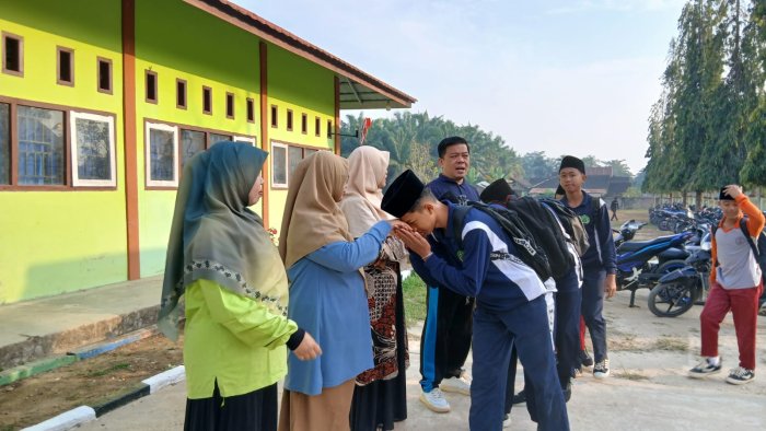 Membuka Hari dengan Kedisiplinan dan Kasih Sayang: Gerbang MTsN 4 Bungo Menjadi Saksi Pertemuan Guru dan Siswa