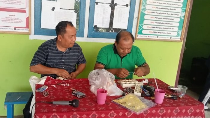 Kepala MTsN 4 Bungo Pastikan Ketersediaan Aliran Listrik untuk Mendukung Efektifitas Penggunaan Media Pembelajaran