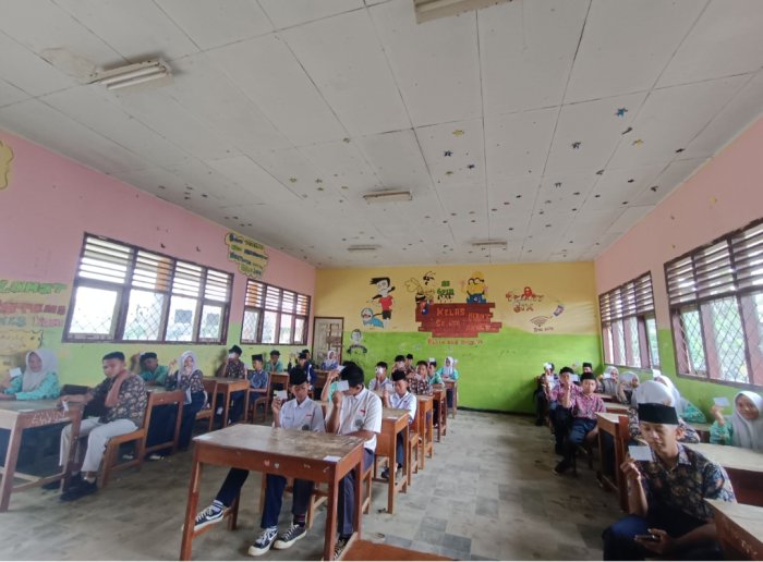 Tertib Administrasi: Pengawas Ruang 4 Pastikan Kelengkapan Kartu Ujian Siswa Tertib Administrasi: Pengawas Ruang 4 Pastikan Kelengkapan Kartu Ujian Siswa