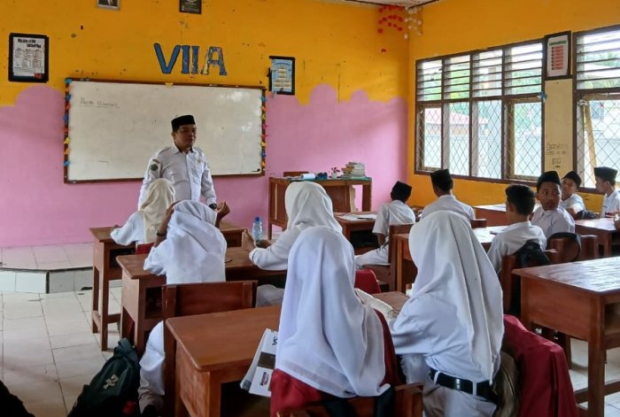 Wakil Kepala Bidang Humas MTsN 4 Bungo Paparkan Strategi Mendidik Anak di Era Digital