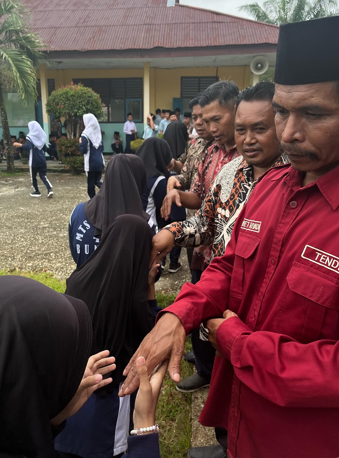 MTSN 4 Bungo Sambut Hari Pertama dengan Acara Halal Bi Halal MTSN 4 Bungo Sambut Hari Pertama dengan Acara Halal Bi Halal