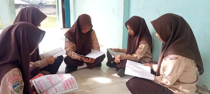 Fiqih Menyenangkan: Siswa VIII C Asyik Menghafal Surah Al-Baqarah Ayat 183 di Luar Ruangan