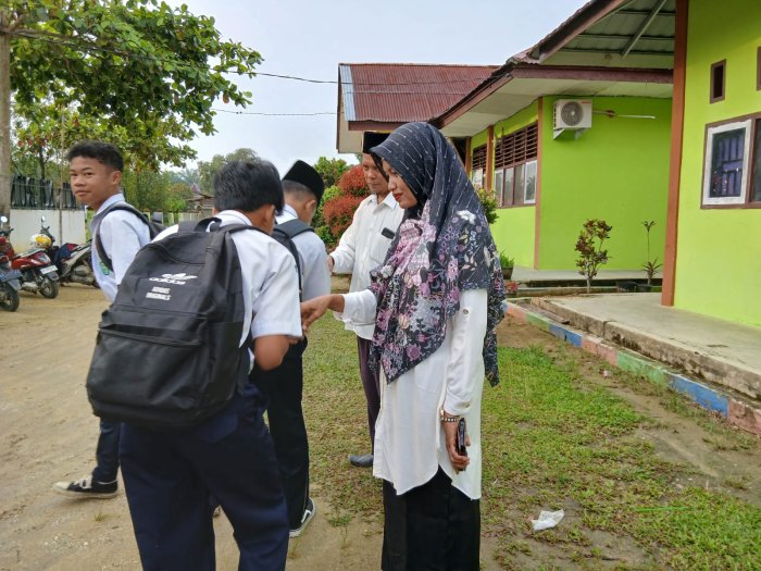 Budaya Salam dan Sopan Santun Sambut Siswa di MTsN 4 Bungo Budaya Salam dan Sopan Santun Sambut Siswa di MTsN 4 Bungo