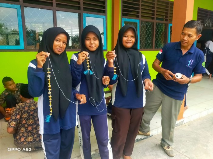 Kreativitas Siswa Kelas IXB Ciptakan Hiasan Jendela Unik Dari Bambu dan Kaleng Bekas