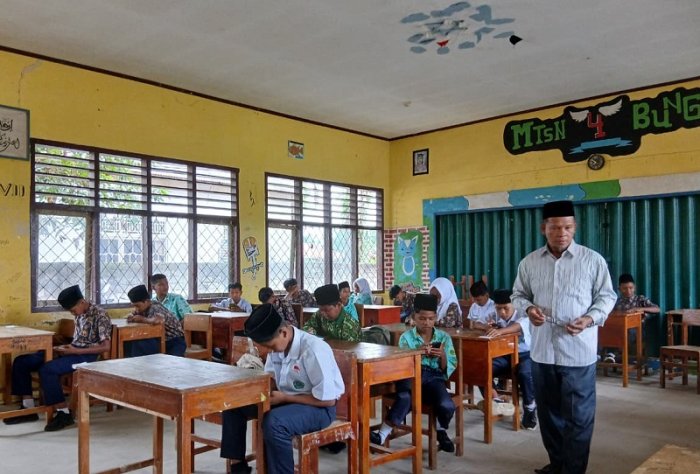 H. Sumadiyana, Waka Sarpras MTsN 4 Bungo, Pimpin Inventarisasi Kelengkapan Sarana Madrasah